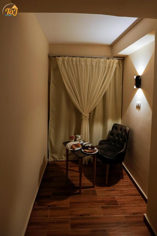 Taj Pyramids Hostel *